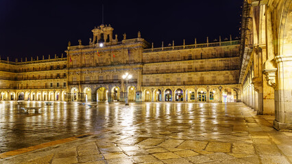 Plaza Mayor of Salamanca at night with the main facade of the town hall. © josemiguelsangar