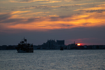 Obraz premium ship at sunset