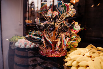 Ciekawe słodycze w witrynie sklepowej w Pradze 