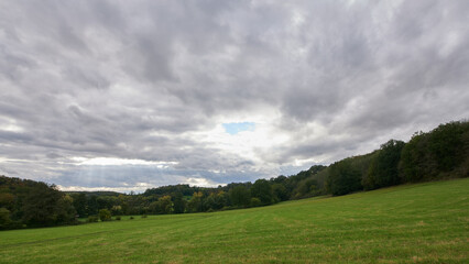 Dramatische Wolken über Wiesen und Wäldern im Kerkerbachtal