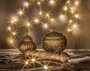 Arabeske Silbergefäße mit Lichtsternen im Hintergrund