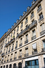 Fototapeta na wymiar immobilier à paris : façade de bâtiment hausmanien à paris