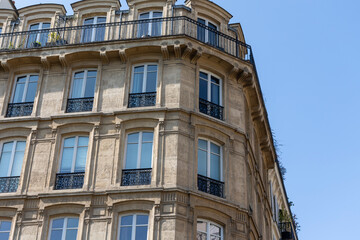 Fototapeta na wymiar immobilier à paris : façade de bâtiment hausmanien à paris