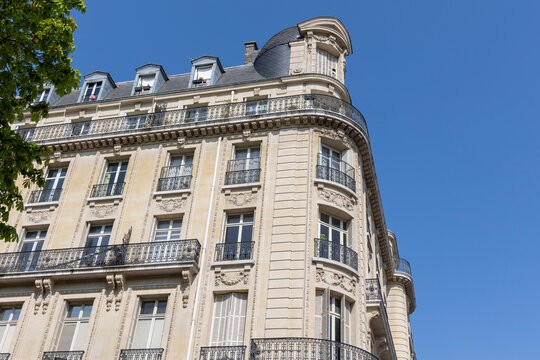 immobilier &agrave; paris : fa&ccedil;ade de b&acirc;timent hausmanien &agrave; paris
