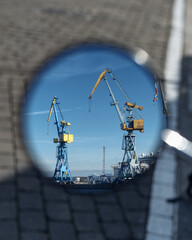 Hafen Kr&auml;ne im Spiegel (Wismar)