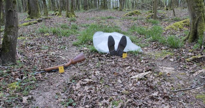 cadavre d'un homme dans une for&ecirc;t