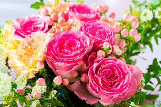 バラの花束 フラワーアレンジメント 薔薇の花 ギフト プレゼント 母の日 贈り物 ピンク色 オレンジ色 暖色