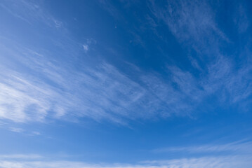 早春信州の青空とすがすがしい薄雲