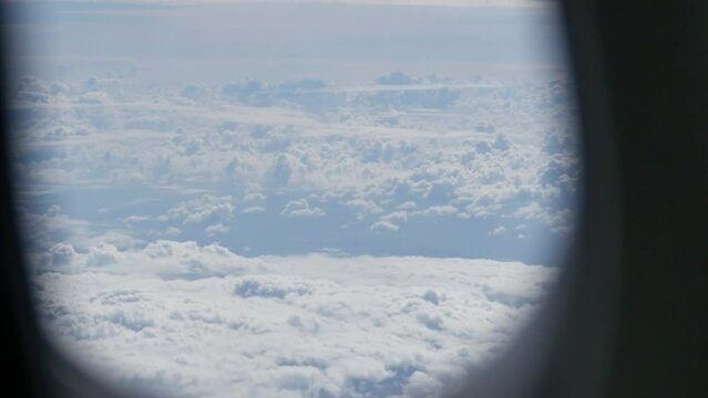 View of clouds from a porthole/Vue des nuages depuis un hublot