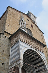 Fototapeta na wymiar Bergamo, portale della Basilica di Santa Maria Maggiore