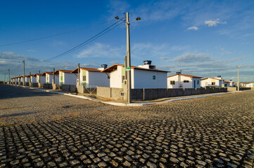 conjunto habitacional do programa minha casa minha vida com pavimentação a paralelepípedo e...
