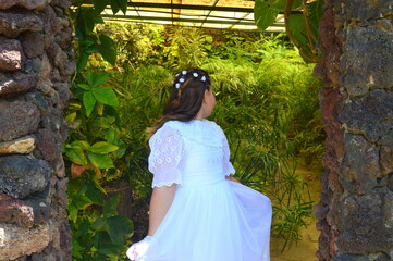 Una chica con vestido blanco