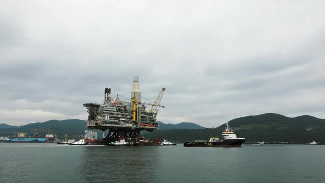 Transportation of the residential module of the new offshore oil platform.