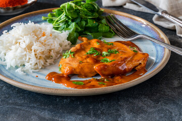 Creamy paprika chicken with rice and lamb's lettuce