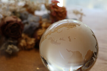 ガラスの地球儀とドライフラワー　glass globe and dried flowers	
