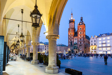 Cloth Hall and St. Mary's Basilica on the Market square, Kraków, (UNESCO), Poland - obrazy, fototapety, plakaty