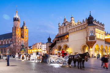 Fototapeta na wymiar Cloth Hall and St. Mary's Basilica on the Main square, Kraków, (UNESCO), Poland