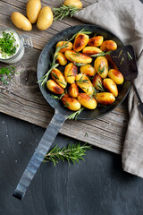 Gebratenen Rosmarinkartoffeln aus der Eisenpfanne, dazu deftiger Kräuterquark – Hearty fried baby potatoes with rosemary and herb curd