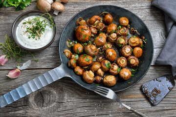 Streetfood, gebratene Champignons mit Kräuter-Knoblauch-Dip – Fried mushrooms with shallots and...