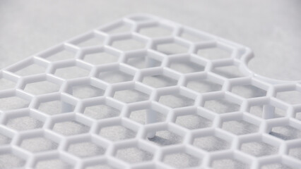 Rejilla de plástico blanco con celdas hexagonales