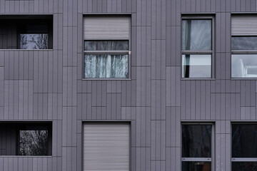 Fragmento de fachada con ventanas arquitectura y limpieza de líneas con reflejos del cielo en un día gris