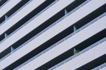 Fachada de edificio en diagonal construcción geométrica y minimalista 