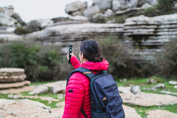 Grupo de amigos de viaje por antequera tomando fotos y riendo por el camino