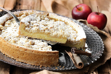 tarte crumble aux pommes sur table en bois