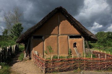 Fototapeta na wymiar Reetgedecktes Wikinger Lehmhaus in Haithabu.