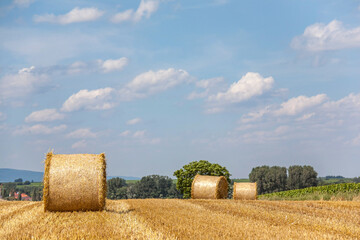 Strohballen auf Stoppelfeld