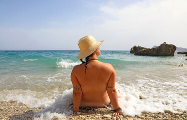 mujer joven nudismo sombrero trenzas playa almería 4M0A6574-as22