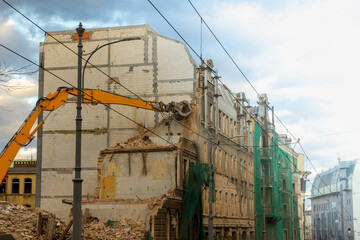 destruction of the wall of the house with the help of manipulator