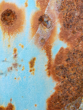 Superficie de textura met&aacute;lica oxidada, fondo con marcas de tornillos oxidados en formato vertical. Superficie de hierro met&aacute;lico,  &oacute;xido de hierro antiguo con pintura azul celeste