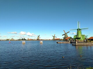 Fototapeta na wymiar Windmills in Zaanse Schans