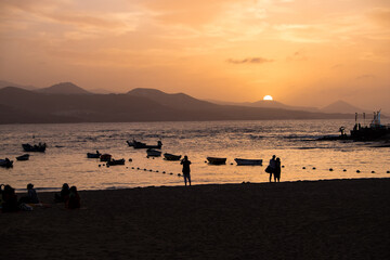 Barcas y atardecer en la playa de Las Canteras de la ciudad de Las Palmas de Gran Canaria