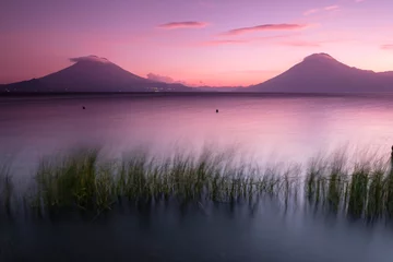 Fotobehang Snoeproze Atitlán vulkanen 3537 m. en San Pedro 3020 m. Lake Atitlán, departement Sololá, Republiek Guatemala, Midden-Amerika