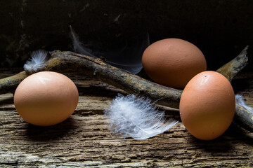 Świeże kurze jaja na starych deskach.