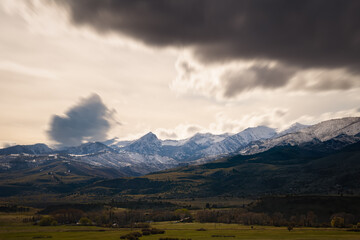 Naklejka premium 2022-03-29 SNOW COVERED ABSAROKA MOUNTATIN RANGE AND VALLEY NEAR PRAY MONTANS WITH BLURRY FAST MOVING STORM CLOUDS
