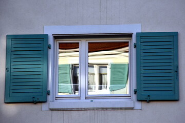 Fenster spiegelt sich in einem Fenster