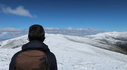 Fototapeta na wymiar Persona en la montaña nevada