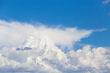 Fundo de céu azul com nuvens e textura