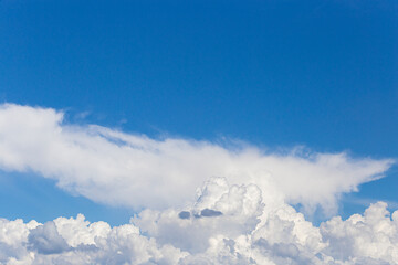 Fundo de céu azul com nuvens e textura