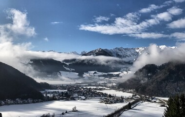 Blick auf das winterliche Walchsee mit Wolken, Alpen, Tirol, Österreich