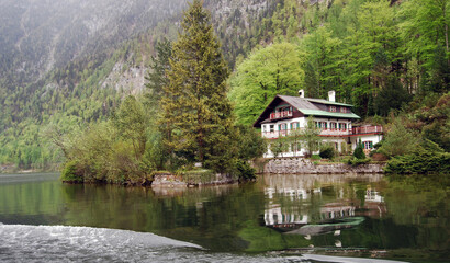 Fototapeta na wymiar House on the lake