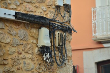 Elektroanschlüsse an eine spanischen Hauswand
