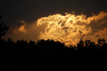 Chmury o zachodzie słońca