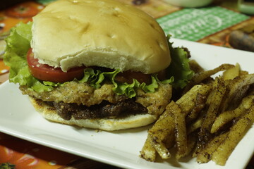 hamburguesa con cebolla frita 