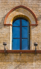 Obraz premium Medieval window with a beautiful arch