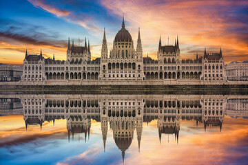 Fototapeta premium Hungarian parliament at sunrise in Budapest