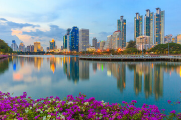 Obraz premium Benchakitti Park at twilight time in Bangkok, park in the center of the capital of Thailand